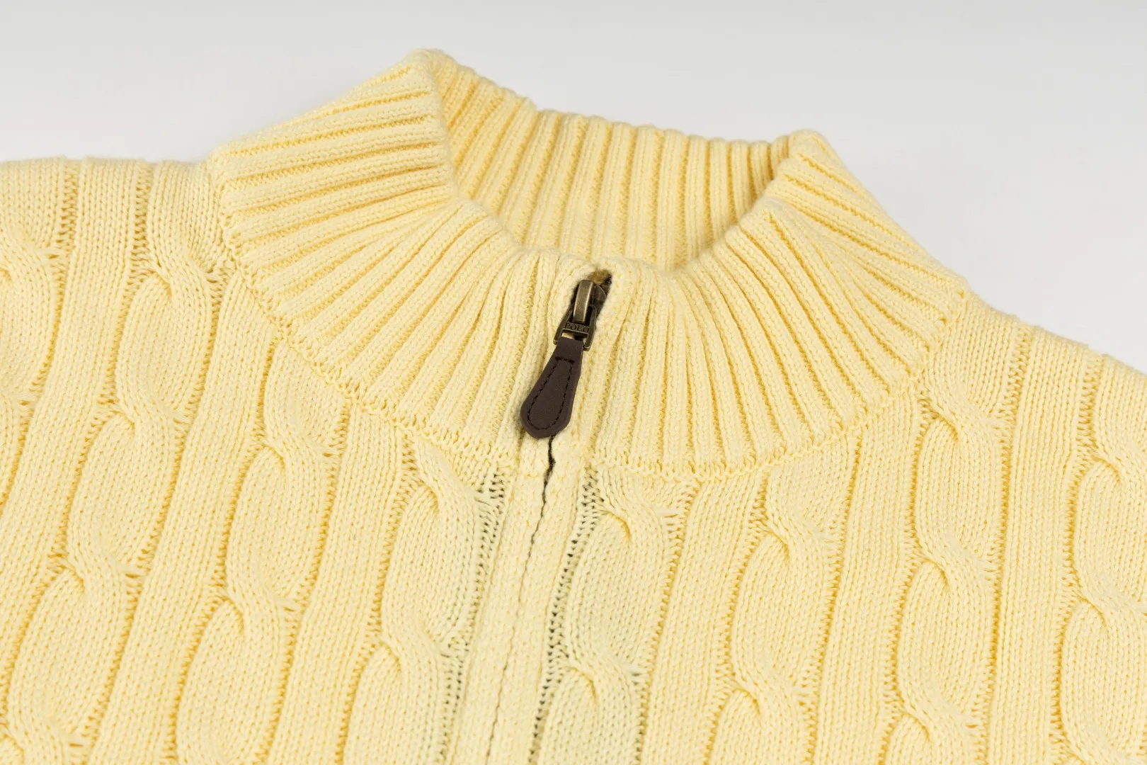 P260 #R98 RALPH LAUREN Ralph Lauren nine-color classic small label embroidery logo full zipper knitted cable cardigan sweater, high-density LOGO embroidery on the chest, original customization of tag accessories. Made of pure cotton yarn, pure cotton is skin-friendly and comfortable, small label war horse embroidered twist zipper cardigan sweater 🐎 high quality, follow the blogger to learn how to wear it! Let’s buy a Ralph Lauren cable sweater. It’s a super hard-to-find series after it became popular. It’s hard to find one on the official website. It’s simple and practical to wear, with a lazy and loose feel. The thickened fabric has more texture, feels soft and delicate, and has a loose fit. Whether worn alone or layered, you can wear different styles of fashion with just one piece!   Size：XS S M L